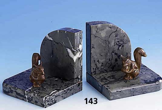 Paar BuchstÜtzen aus schwarzem Marmor, um 1910/20, Darst. von 2 EichhÖrnchen mit NÜssen aus Bronze, ausgefallen, dekorativ, H ca. 11 cm
