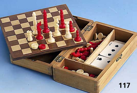 Kleines Spieleset, 30er Jahre, best. aus: Schachspiel, Dame/Backgammon, Kartenspiel, Spielfiguren Bein, eine Partie rot eingefÄrbt, in ...