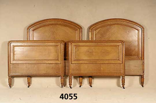 Bett, deutsch, um 1895/1910, auf Rahmen ge- arbeitet, Eiche massiv, Eichefurnier, Wurzel- holz, Leisten 3- bzw. 4-fach getreppt, sehr stabil, ...