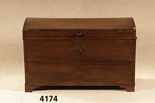 Buckelstruhe, deutsch, um 1810/30, Eiche massiv, original SchlÜssel und BeschlÄge, Dokumentenfach, Altersspuren, leicht schwund- rissig, FÜße ...