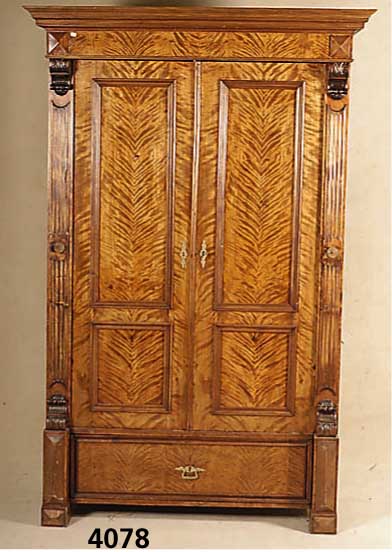 Kleiderschrank, wohl mitteldeutsch, um 1890, Front auf Rahmen gearbeitet, Korpus Weichholz , Birkewurzelfurnier, ausgesuchte Maserung, Lisenen ...