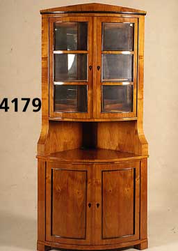 Eckschrank, im Biedermeierstil, Kirschbaum massiv, nach dem Vorbild von 1820/30, unter Verwendung alter Teile, Oberteil verglast, z.T. schwarz ...