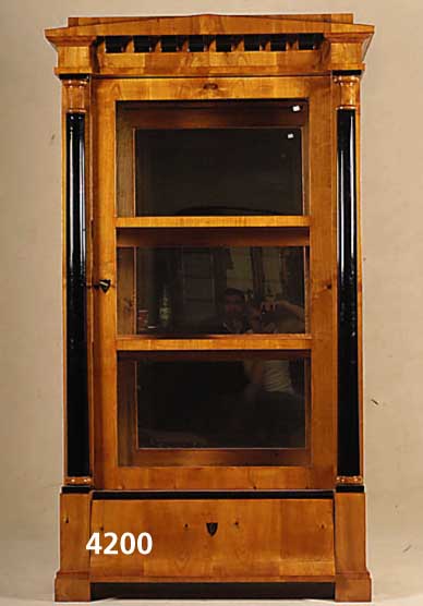 Biedermeierstilvitrine, Berlin/ostisch, nach dem Vorbild von 1830, Korpus Weichholz, z.T. aus alten Teilen gewonnen, Kirschbaumfurnier, ...