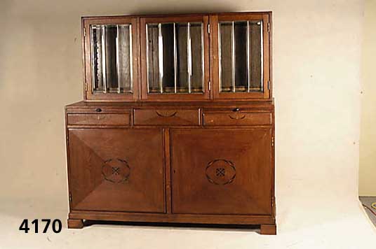 AufsatzmÖbel, Belgien, um 1910, Korpus Weichholz, Eichefurnier, Intarsien in Ebenholz und Birke, Oberteil mit facettiertem Glas, 2 EinlegebÖden, ...