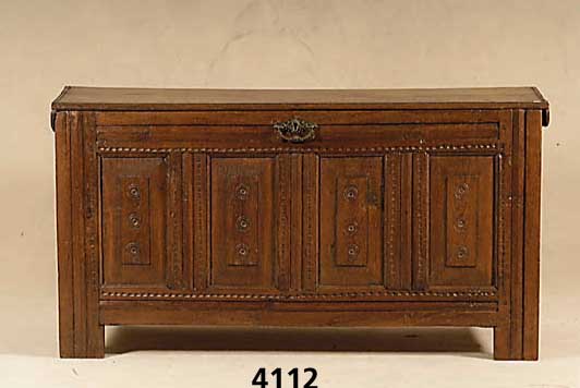 Giebeltruhe, mittel- bzw. norddeutsch, um 1780/1800, Eiche massiv, Kerbschnitzerei spÄter, Front auf Rahmen gearbeitet, mit Kasetten, Leisten ...