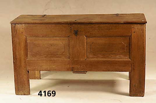 Stollentruhe, norddeutsch, um 1780/1820, Eiche massiv, original Eiserne BeschlÄge, z.T. auf Rahmen gearbeitet, Inlets einfach ge- treppt, ...