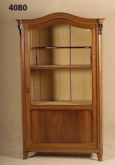 Vitrine, mitteldeutsch, um 1850/60, Weich- holz, Eichefurnier, Kanten abgeschrÄgt, Ab- schluß in Velutenform, original EinlegebÖden bzw. ...