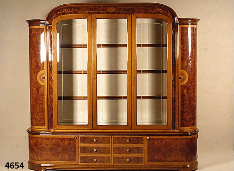 Vielzweckschrank, Italien/Florenz, 60er Jahre, Ahorn- und Bergahornwurzelfurnier bzw. Wurzelnußfurnier, z.T. gespiegelt, Fadenin- tarsien bzw. ...