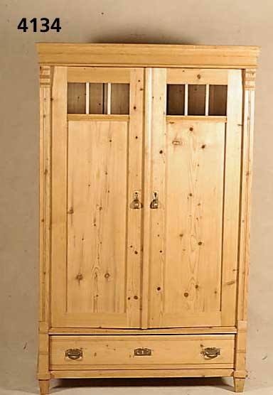 WÄscheschrank, deutsch, um 1900, Jugendstil, Weichholz, Kiefer und Zierbelkiefer, Lisenen einfach gerillt, auf der Front sich in der horizontalen ...