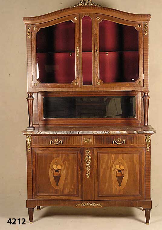 AufsatzmÖbel, Frankreich, um 1900/10, Korpus Eiche und Buche, Nußbaumfurnier, aller- beste Verarbeitung, untere TÜren mit Intarsien aus ...