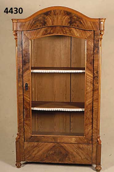 WÄsche- bzw. Vitrinenschrank, mitteldeutsch, um 1840/50, Korpus Weichholz, Nußbaum massiv , Nußbaumfurnier, Wurzelnuß gespiegelt, abge- ...