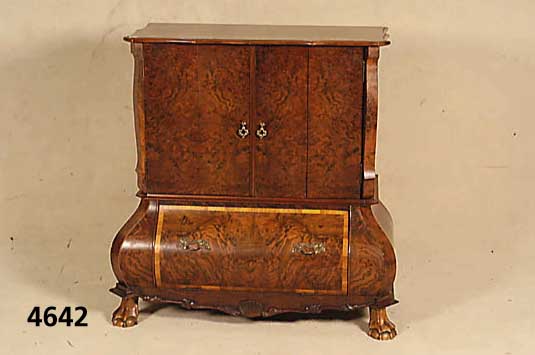 Fernsehschrank, Niederlande, um Stil von 1770/ 80, Korpus Weichholz/Hartholz, Unterteil allseitig bombiert, TatzenfÜße, aufgesetzte Schnitzerei, ...