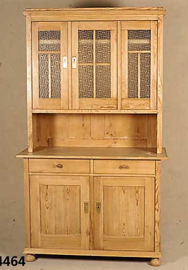 KÜchenschrank, deutsch, um 1902/04, Jugend- stil, Front und RÜckseite auf Rahmen gearbei- tet, ausgsuchtes Kiefernholz, z.T. Zierbel- kiefer, ...