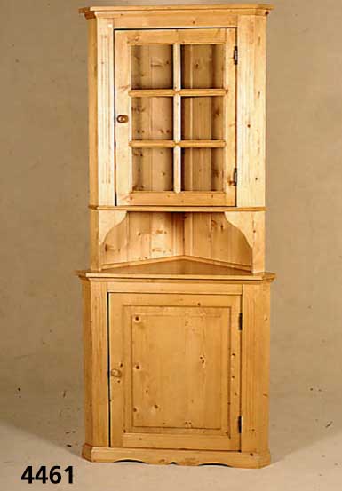 Eckschrank, nach italienischem Vorbild von 1770/80, Weichholz, Kiefer, auf Rahmen ge- arbeitet, Vitrinenteile versprosst, Inlets ge- getreppt, ...