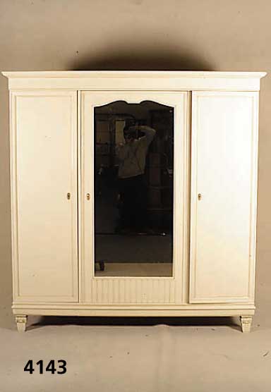 Kleiderschrank, deutsch, 1928/1932, Korpus Buche, Weichholz, Spiegelglas, an einigen Stellen blind, Zahnfries, auf Rahmen gearb., Leisten 4-fach ...