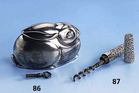 Reisekorkenzieher, England um 1800, Sterling- silbermontur, Metallklinge, Meistermarke ungedeutet, zusammenklappbar, Rocaillenverzie- rung, ...
