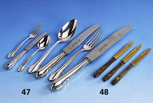 87-teiliges Besteck, 800er Silber, bestehend aus: 12 Menuemesser, 12 Menuegabeln, 12 MenuelÖffel, 12 DessertlÖffel mit vergol- deten Laffen, 9 ...
