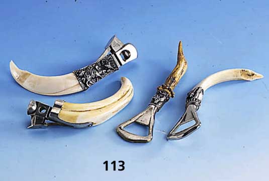 Konvolut: 2 FlaschenÖffner und 2 Zigarrenab- schneider mit KeilerzÄhnen, Monturen und Benutzerteile aus 835er und 925er Silber, mit versch. ...