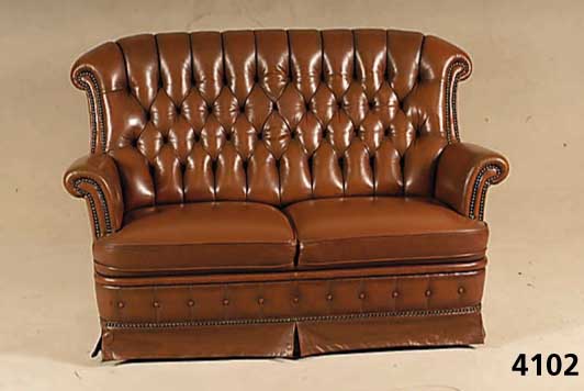 2-sitzer Sofa, deutsch, 60er Jahre, im eng- lischen Stil, Gestell Buche massiv, zinnober- roter Kunstlederbezug, patiniert, RÜcken ge- heftet und ...