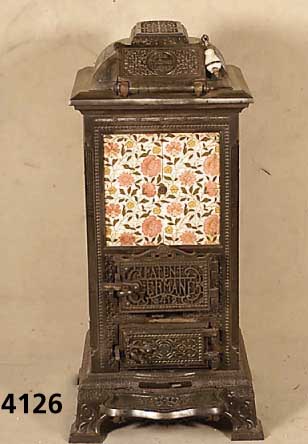 Jugendstil-Ofen, deutsch, Gusseisen mit Barockstil Einfluss, bunte und helle Steingut -Kachelung mit rosa u. gelben BlÜten, ...