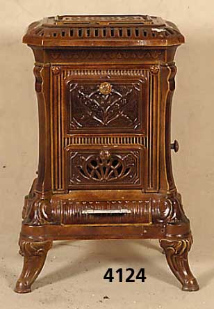 Gusseisener Ofen, wohl Frankreich, um 1920, goldbraun emaiert, Jugendstil, kanten abgeplattet, zierlich, schÖnes ZierstÜck, altersspuren, ...