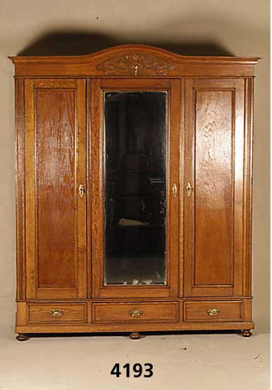 Schlafzimmerschrank, deutsch um 1905, Jugend- stil, Eiche Furnier, Eiche massiv bzw. auf Hartholz gearbeitet, Rahmenfassung, Mittelteil ...