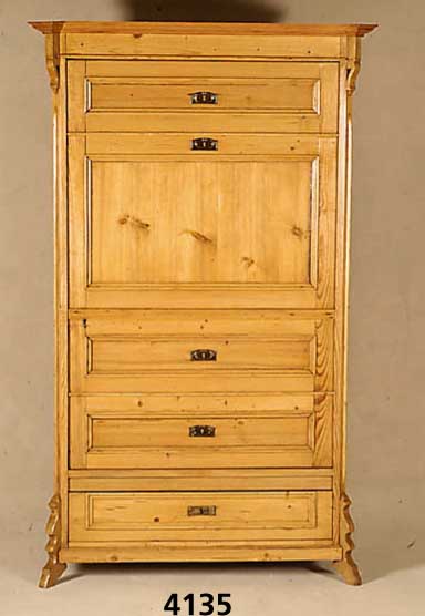 Kleiderschrank, mitteldeutsch um 1840/50, optisch SekretÄrfront, Kiefer massiv, Front auf Rahmen gearbeitet, reiche Zierleistenfassung, Fuß mit ...