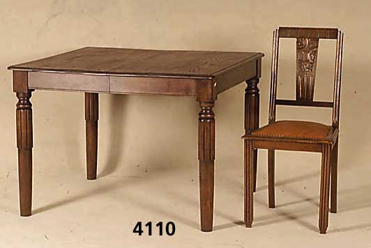 Tisch und 5 StÜhle, Frankreich um 1925/30, franz. Art-Deco, Eiche massiv und Eiche Furnier, sparsame Schnitzerei aus dem Vollholz Zahnfries, ...