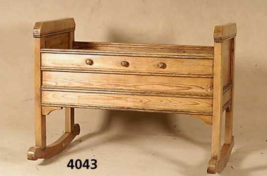 Wiegebett, deutsch um 1860/70, Weichholz mit Zierbelkiefer, wiegebett Linde massiv, alter Rost, auf Rahmen gearbeitet, jeweils 3 KnÖpfe fÜr ...