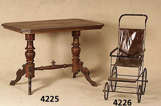 Salontisch, deutsch um 1880/90, 2-sÄulig gedrechselt, 4 Auslegerbeine 3-fach geschweift Nußbaum und Buche massiv, Platte teilrestauriert, ...