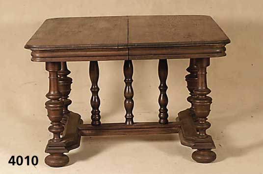 Tisch, Frankreich Dion um 1890, Wangenbeine verstrebt, reich geschnitzt, 3-fach getreppt, Ballusterbeine gedrechselt, Zarge mit Zierleiste, ...