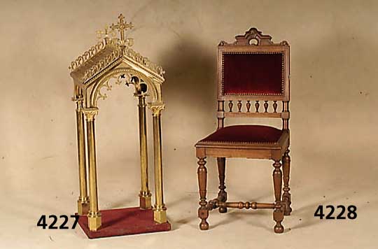 EhrengehÄuse, Frankreich/Belgien um 1880/90, Bronce teilvergoldet, 4-sÄulig, gothisierend, Fuß: Weichholzplatte mit rotem Samt bezogen, ...