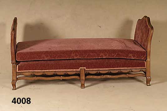 Ruhecouch, deutsch um 1900/10, Barockstil, Gestell Buche massiv, vielfach geschweift, Zarge in Form von gebogten VorhÄngen m. Zier- leisten, ...