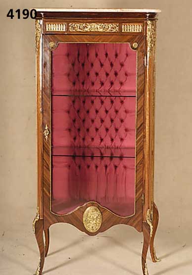 Glasvitrine, nach Dresdener Vorbild von 1880, hergestellt 80er/90er Jahre, Korpus Weichholt, Hartholz u. andere Materialien, 2 GlaseinlegebÖden, ...