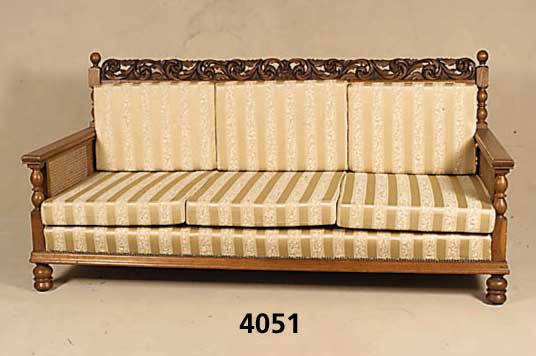 Sofa, deutsch, um 1935, Gestell Eiche massiv , z.T. im flÄmischen Barockstil, Abschluß- leiste mit Rocaillen, symetrische Anordnung, ...