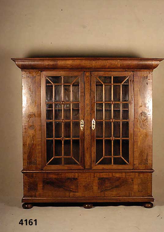 Flach-Barockschrank, Schweiz um 1780, Umbau der TÜren im 19 Jh, Korpus Weichholz, FÜß- Seitenteile und RÜcken im ursprÜnglichen Zustand ...
