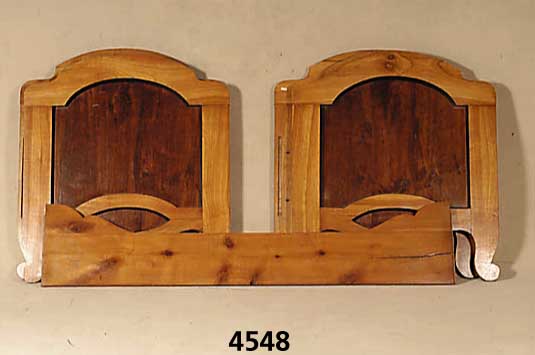 2 SpÄtbiedermeierbetten, deutsch, um 1840/50, Ahorn z.T massiv, bzw. Obstholz, Kopfteil RÄnder schwarz gefaßt, Mahagonifurnier, Fuß- teil ...