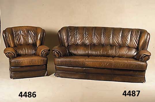 3-sitzer Sofa, wohl deutsch, um 1960, Leder, nach englischem Vorbild, RÜcken einfach ge- heftet und genoppt, angedeutete Ohrenbacken, wuchtig, ...