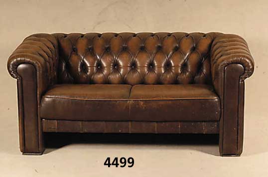 2-sitzer Sofa, wohl England, 30er/40er Jahre, Leder, hervorragende Verarbeitung, RÜcken und Seiten geheftet und genoppt, Gebrauchs- spuren, ...