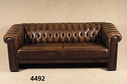 3-sitzer Sofa, wohl England, 30er/40er Jahre, Leder, hervorragende Verarbeitung, RÜcken und Seiten geheftet und genoppt, Gebrauchs- spuren, ...