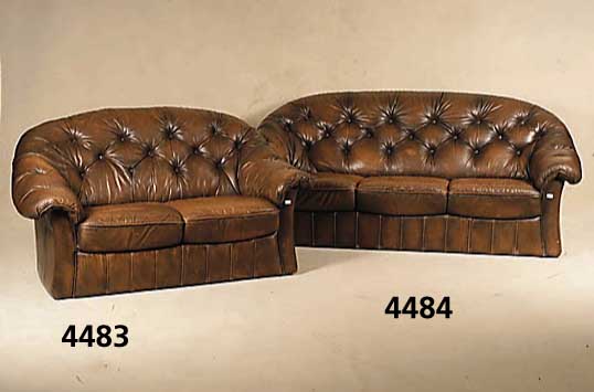 3-sitzer Sofa, wohl deutsch, um 1960, Kunstleder, RÜcken und Seiten geheftet und genoppt, abgerundete Form, Gebrauchsspuren, ca 83x200x85 cm