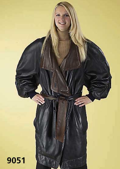 MONTANA-Longjacke, Gr. 44/46, außen schwarzes Nappaleder, Innen braun, Innenlabel Claude Montana Paris, l. FledermausÄrmel, z.T. gerafft, ...