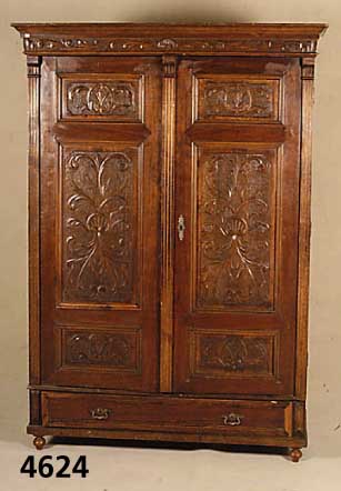 Kleiderschrank, deutsch, um 1900, Barockstil , Front auf Rahmen gearbeitet, Korpus Weich- holz, Nußbaum massiv, Nußbaumfurnier, Inlets mit ...