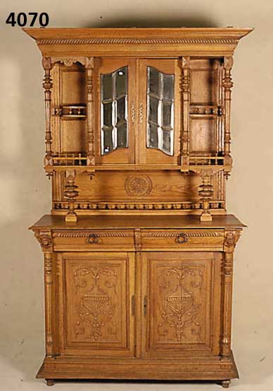 Aufsatzschrank, wohl Niederlande, um 1890/1900 , Korpus Weichholz, Buche und Eiche massiv, SÄulen freistehend, reiche Drechselarbeit, z. T. ...
