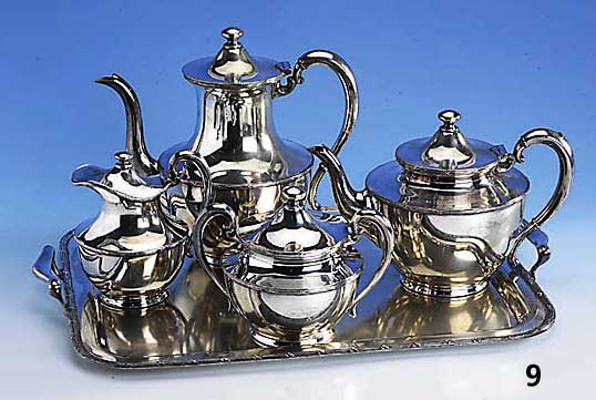 Kaffee- und Teeservice, USA um 1910, Metall versilbert, Viktorianischer Stil, best. aus 1 Kaffeekanne H. ca. 22 cm, 1 Teekanne H. ca. 16 cm, 1 ...