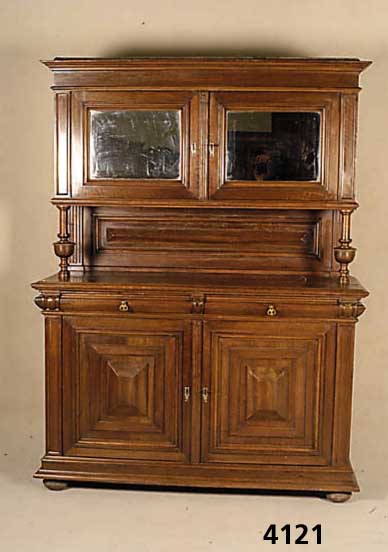 Aufsatzschrank, deutsch, um 1900/10, Korpus Eiche und Weichholz, Arbeitsteile Eiche massiv , aufgesetzte Leisten, Kopf- und Fußteil Nuß- baum ...