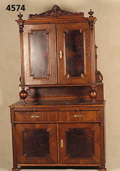 Aufsatzschrank, mitteldeutsch, um 1880/90, Korpus Weichholz, Front z.T. auf Rahmen gear- beitet, Pyramidenmahagonifurnier gespiegelt, bzw. in den ...