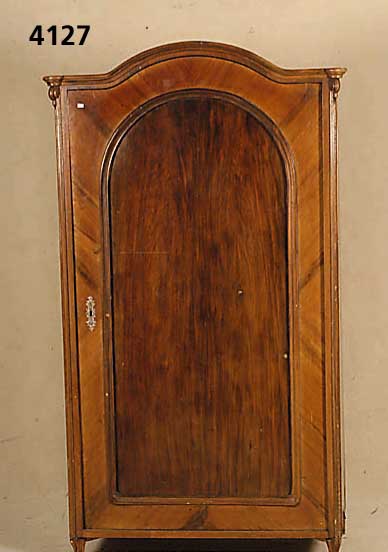 WÄscheschrank, mitteldeutsch, um 1860/70, Korpus Weichholz, Wurzelnußfurnier z.T. ge- spiegelt, Mittelteil kaukasisch Nußbaum ge- spiegelt, ...