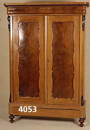 WÄscheschrank, sÜddeutsch, um 1835/45, z.T. auf Rahmen gearbeitet, Korpus Weichholz, z.T. Nußbaum massiv, Nußbaumfurnier, Inlets Maha- ...