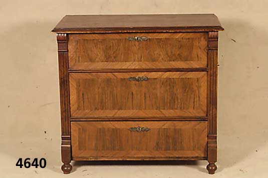 Truhenkommode mit integrierter Schublade, Holland, um 1900, Korpus Weichholz, beide oberen Schubalden blind, Deckplatte aufhebbar, mit Raum fÜr ...